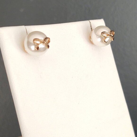 Faux pearl stud earrings with gold bows - Picture 3 of 7